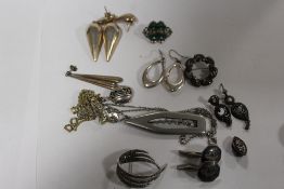 A COLLECTION OF SILVER AND WHITE METAL JEWELLERY TO INCLUDE SILVER EARRING, LOCKET, BROOCHES ETC