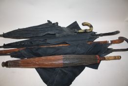 A CARVED BAMBOO WALKING CANE TOGETHER WITH FOUR VINTAGE PARASOLS A/F