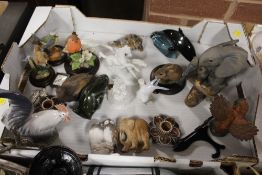 A TRAY OF CERAMIC AND RESIN ANIMAL FIGURES TO INCLUDE ROYAL COPENHAGEN COCKEREL, SMITHSONIAN