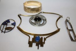 A BOX OF COSTUME JEWELLERY TO INCLUDE AN ART DECO STYLE BRASS NECKLACE, ROLLED GOLD BANGLE, BROOCHES