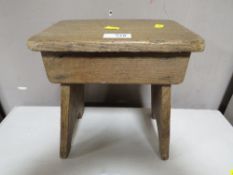 A SMALL VINTAGE STOOL W-24 CM