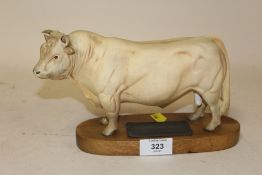 A BESWICK MATTE FINISH CHAROLAIS BULL CONNOISSEUR COLLECTION FIGURE ON PLINTH