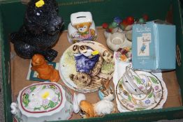 A TRAY OF CERAMICS TO INCLUDE A FRANKLIN MINT JELLY MOULD, A SPANISH GAMA POODLE FIGURE, ROYAL