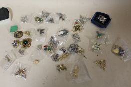 A COLLECTION OF MODERN BROOCHES TO INCLUDE ANIMAL SHAPED EXAMPLES