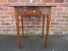 AN ANTIQUE MAHOGANY SIDE TABLE WITH SINGLE DRAWER W-59 CM