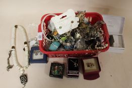 A SMALL TRAY OF COSTUME JEWELLERY