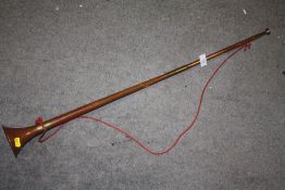 A VINTAGE COPPER AND BRASS HUNTING HORN LENGTH - 89CM
