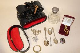A BOX OF COLLECTABLES TO INCLUDE HALLMARKED SILVER TEASPOONS, CASED BINOCULARS ETC