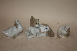 A LLADRO FIGURE OF A SEATED CAT TOGETHER WITH TWO NAO DUCK FIGURES