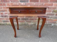 A REPRODUCTION MAHOGANY SIDE TABLE WITH SINGLE DRAWER W-64 CM