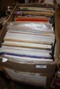 A BOX OF ASSORTED COMICS AND MAGAZINES TO INCLUDE MARVEL