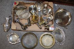 A TRAY OF ASSORTED METALWARE TO INCLUDE A SQUIRREL HANDLED BOWL, SILVER PLATED WARE ETC.