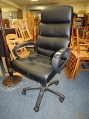 A MODERN BLACK SWIVEL OFFICE CHAIR