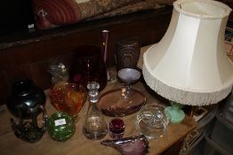 A COLLECTION OF ASSORTED COLOURED AND STUDIO GLASS WARE