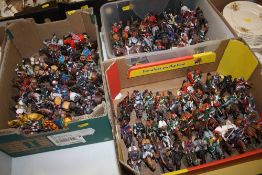 TWO BOXES OF DEL PRADO LEAD SOLDIERS ON HORSEBACK TOGETHER WITH A PLASTIC TRAY OF SOLDIERS FOR RESTO