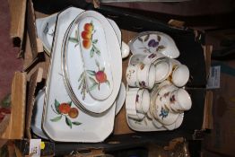 A TRAY OF ROYAL WORCESTER DINNERWARE TO INCLUDE EVESHAM