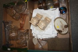 A TRAY OF COLLECTABLES TO INCLUDE A MRS BEETON'S COOKERY BOOK, VINTAGE LINEN TOGETHER WITH A TRAY OF