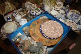 THREE TRAYS OF ASSORTED CERAMICS TO INCLUDE WEDGWOOD, ROYAL WORCESTER, AND CABINET PLATES
