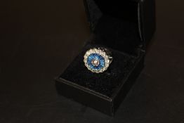 A MODERN DAISY STYLE DRESS RING J1/2