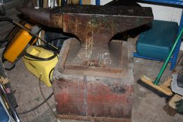 AN ANVIL ON STAND L 79 CM