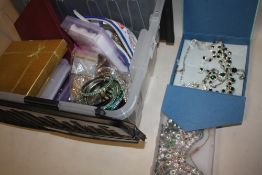 A QUANTITY OF ASSORTED COSTUME JEWELLERY