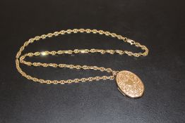 A HALLMARKED 9 CARAT GOLD LOCKET ON 9 CARAT GOLD CHAIN - APPROX WEIGHT 32.9G