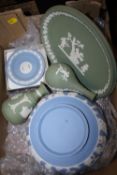 A SMALL TRAY OF WEDGWOOD JASPERWARE TO INCLUDE A FRUIT BOWL, OVAL DISH AND BOXED PIN DISH