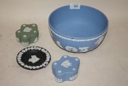A WEDGWOOD JASPERWARE FRUIT BOWL TOGETHER WITH TWO WEDGWOOD JASPERWARE TRINKET POTS AND A BLACK