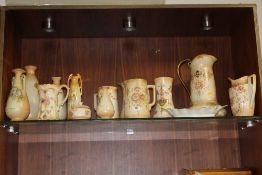 A QUANTITY OF CROWN DEVON FIELDINGS, CROWN DUCAL AND OTHER SIMILAR CERAMICS TO INCLUDE JUGS AND