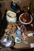 A SMALL BOX OF ASSORTED CERAMICS TO INCLUDE A BARGE WARE TEA POT, ROYAL DOULTON 'BEEFEATERS AT TOWER
