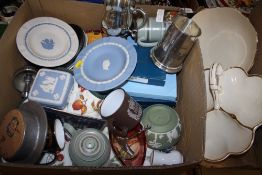 A BOX OF ASSORTED CERAMICS TO INCLUDE WEDGWOOD JASPERWARE, MASONS IVORY ETC.