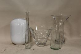A BOX OF ASSORTED GLASSWARE