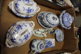 A COLLECTION OF BLUE AND WHITE CERAMICS TO INCLUDE AN ORIENTAL STYLE TEA POT A/F, SPODE LIDDED