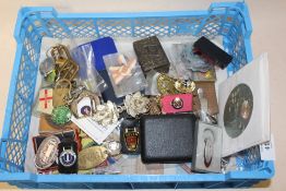 A BOX OF COLLECTABLES TO INCLUDE BADGES, BUCKLES ETC.