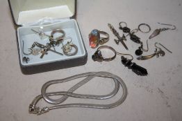 A COLLECTION OF STERLING SILVER AND WHITE METAL JEWELLERY TO INCLUDE TWO SILVER DRESS RINGS