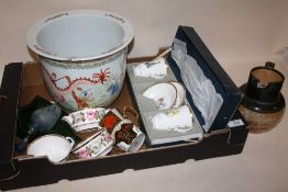 A BOX OF ASSORTED CERAMICS TO INCLUDE A MODERN ORIENTAL JARDINAIRE, BOXED ROYAL WORCESTER CUPS AND