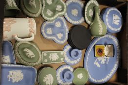 A TRAY OF ASSORTED WEDGWOOD JASPERWARE TO INCLUDE A TERRACOTTA PENDANT ON CHAIN, BLACK BASALT