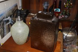 A MODERN RECTANGULAR SHAPED CERAMIC TABLE LAMP, TOGETHER WITH A GREEN FROSTED GLASS EXAMPLE (2)