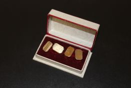 A PAIR OF BOXED HALLMARKED 9 CARAT GOLD CUFFLINKS - APPROX WEIGHT 5.6G