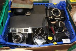 A SMALL BOX OF CAMERAS TO INCLUDE PENTAX AND PRACTICA EXAMPLES