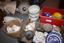 A LARGE QUANTITY OF HOUSEHOLD SUNDRIES TO INCLUDE A TWIN HANDLED SERVING TRAY, A MAJOLICA VASE A/