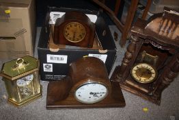 A COLLECTION OF MANTEL CLOCKS TO INCLUDE OAK CASED EXAMPLES A/F