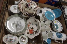 A TRAY OF ASSORTED CERAMICS TO INCLUDE A MASONS MANDALAY JUG AND BOWL, WEDGWOOD HUMMINGBIRDS ETC.,