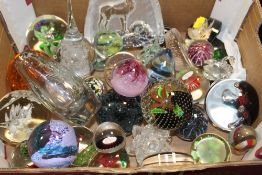 A COLLECTION OF STUDIO GLASS PAPERWEIGHTS TO INCLUDE CAITHNESS AND ALUM BAY GLASS EXAMPLES