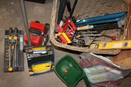 A MIXED BASKET AND BOX TO INCLUDE TOOLS, TROLLEY JACK A/F ETC