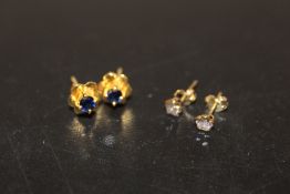 A PAIR OF YELLOW METAL EARRINGS STAMPED 750 SET WITH SAPPHIRE STYLE STONES TOGETHER WITH A PAIR OF