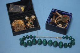 A QUANTITY OF COSTUME JEWELLERY TO INCLUDE WHITE METAL