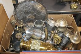 A TRAY OF METALWARE TO INCLUDE HORSE BRASSES (TRAY NOT INCLUDED)