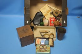 A BOX OF COLLECTABLES TO INCLUDE VINTAGE PLAYERS TIN, PLAYING CARDS, A BEAKER ETC.