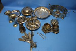 A TRAY OF WHITE METAL ITEMS TO INCLUDE A PAIR OF VASES, A SUGAR SIFTER, CANDLE HOLDER, FLATWARE ETC.